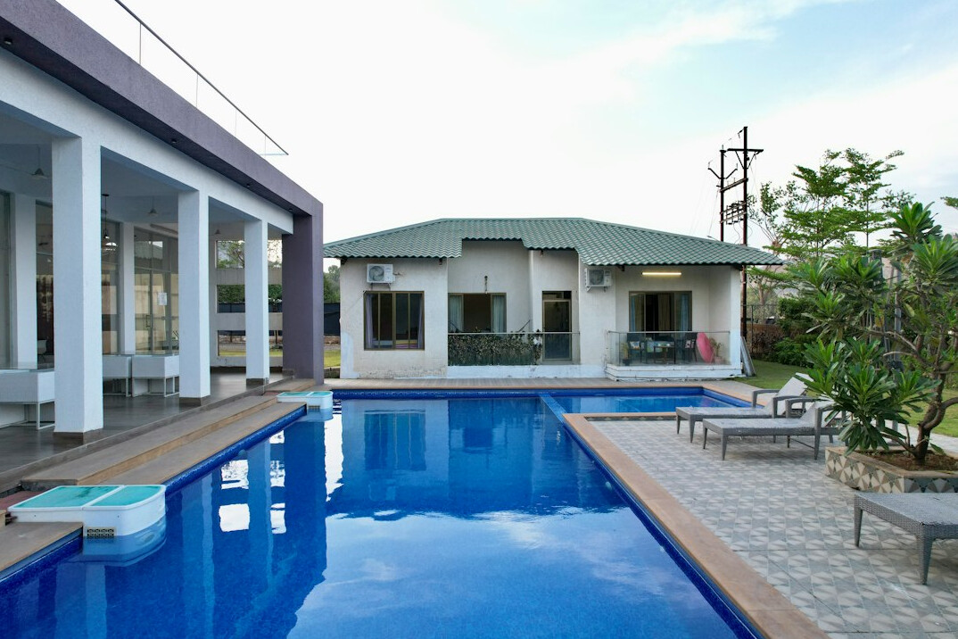 resort swimming pool